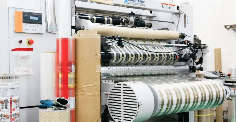 スリッター2号機で多種類のフィルムを裁断する工程