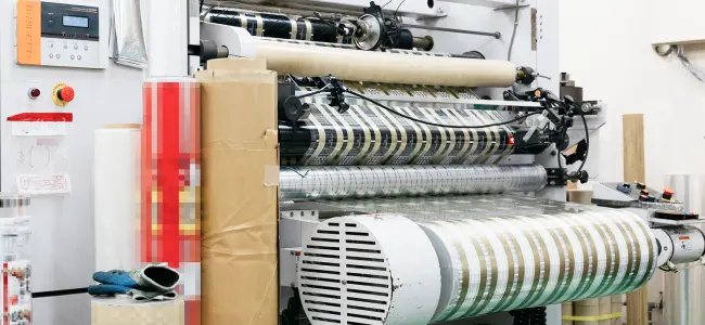 スリッター2号機で多種類のフィルムを裁断する工程