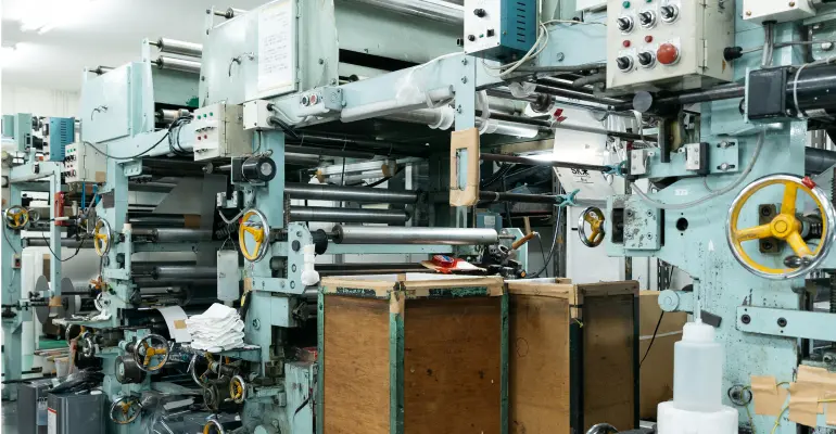 高精度なチューブ印刷を行う多色グラビア印刷機の設備