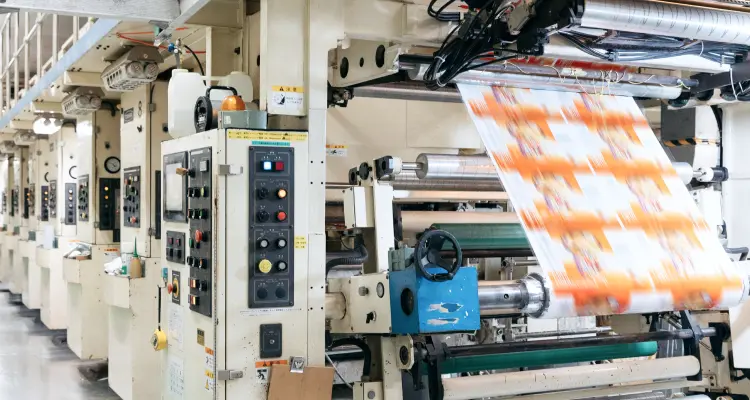 東和グラビヤ印刷株式会社の印刷機でパッケージを印刷している様子