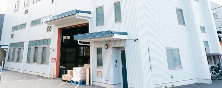 東和グラビヤ印刷株式会社の本社建物外観。正面入口と搬入口の様子