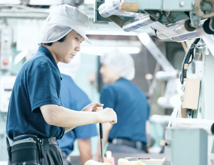 印刷機を操作するオペレーター社員の作業風景