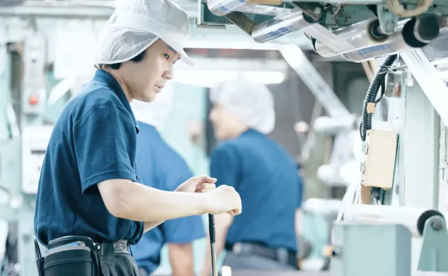 印刷機を操作するオペレーター社員の作業風景