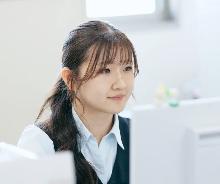 オフィスでパソコンを操作する事務スタッフの様子