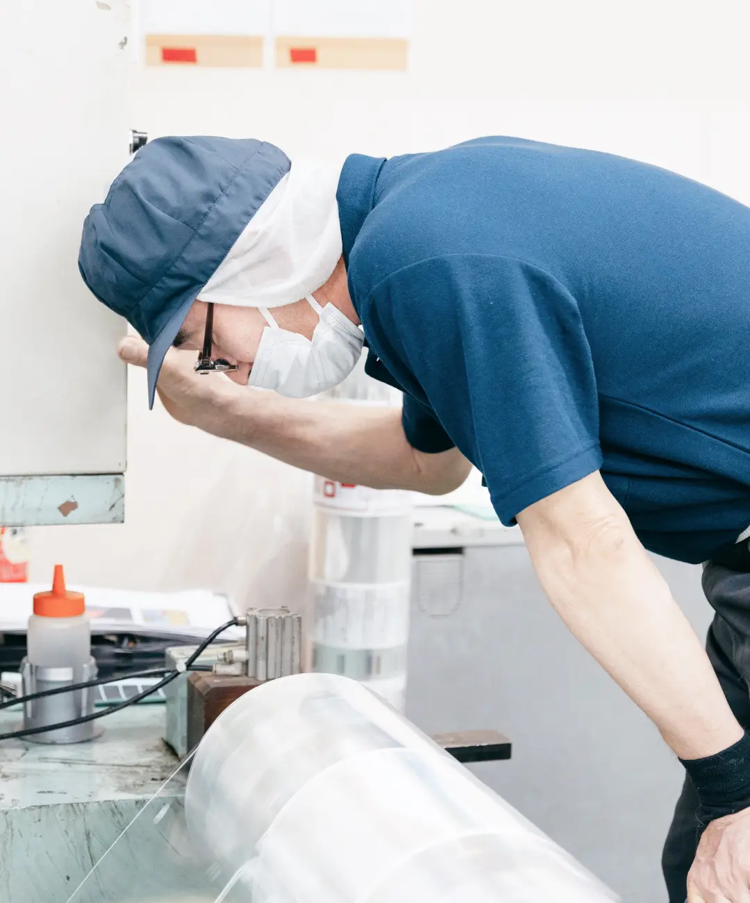 食品パッケージ用グラビア印刷の品質確認を行う作業員